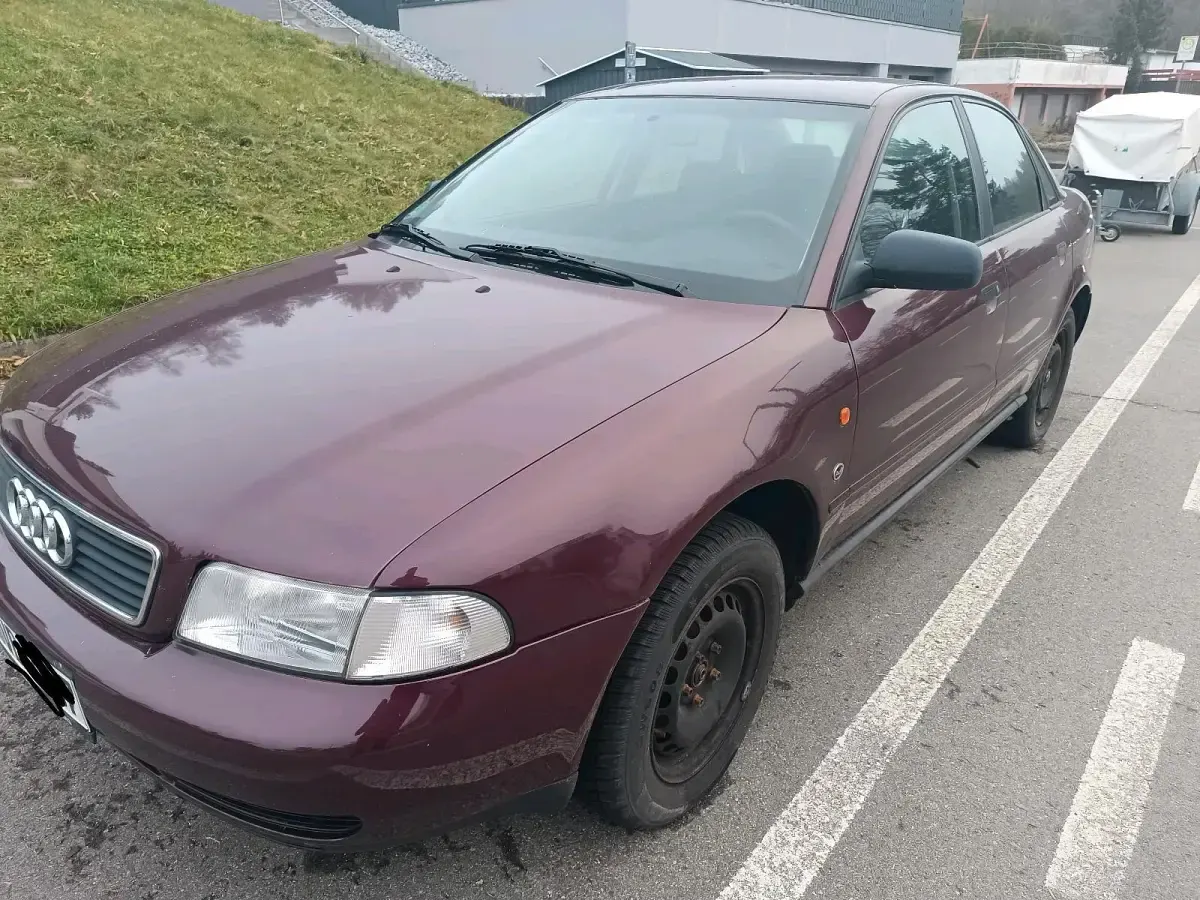 Używany Audi A4 101 KM (74 kW) 1995 Czerwony Sedan/Limuzyna