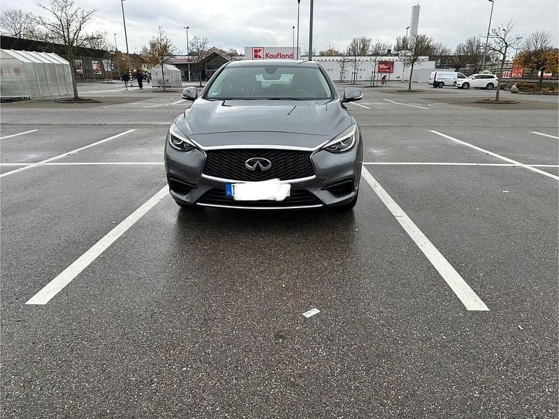 Grau Gebraucht 2015 Infiniti Q30 Limousine | 10.300 € (Superpreis) - Bild 1/4