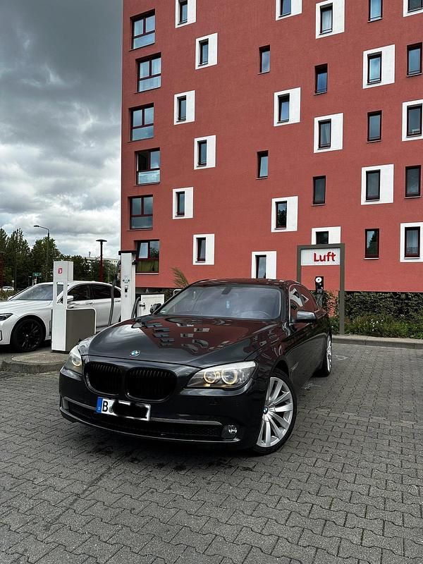 Grau Gebraucht 2009 BMW 730 Limousine | 10.000 € (Guter Preis) - Bild 1/4