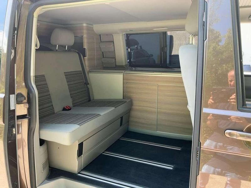 Braun Gebraucht 2015 VW T5 Comfortline Van | 33.300 € - Bild 1/4