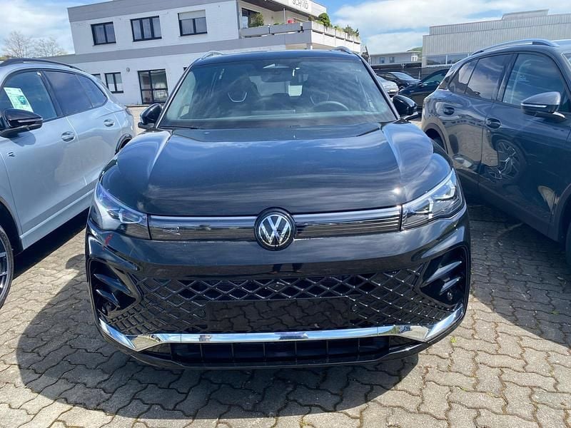Neu VW Tiguan R-line 193 PS (141 kW) 2025 Grenadillschwarz metallic SUV