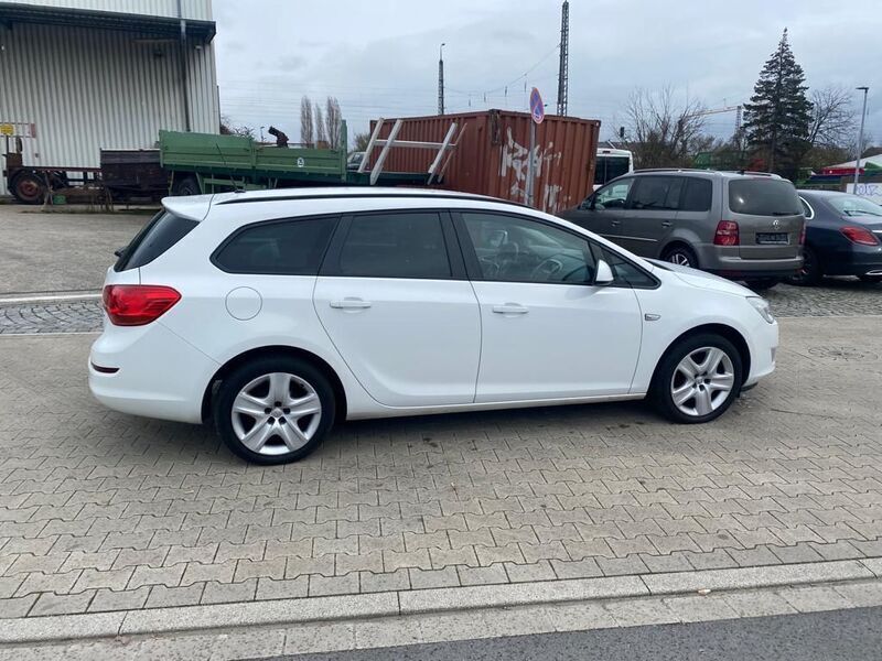 Gebraucht Opel Astra Design Edition 140 PS (102 kW) 2011 Weiß Kombi