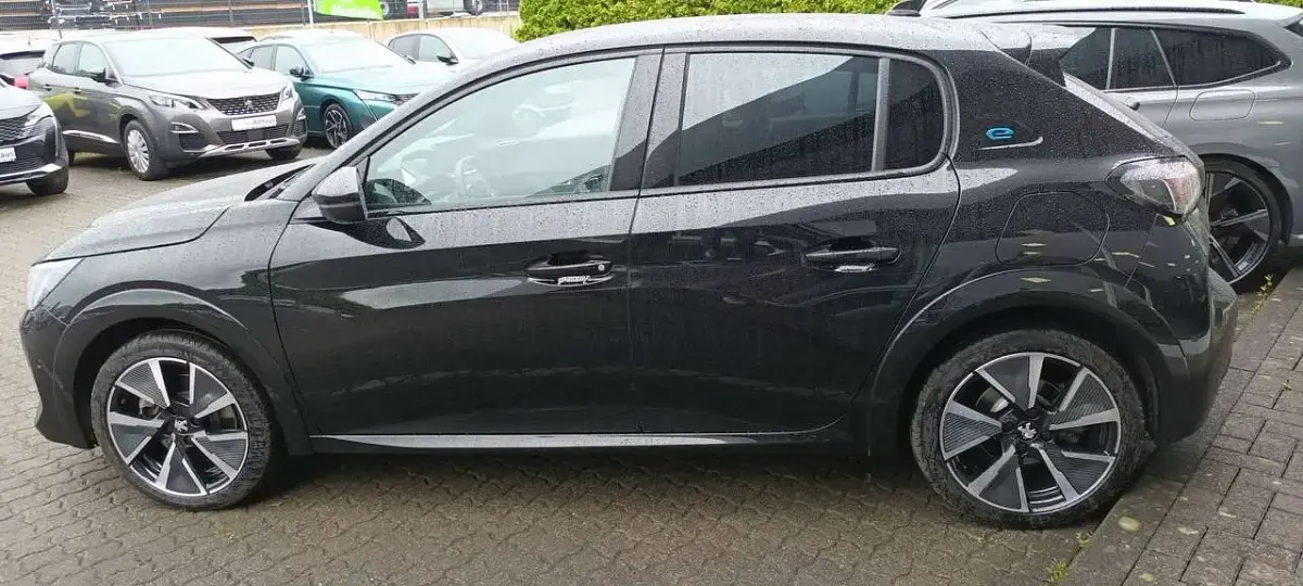 Gebraucht Peugeot e-208 GT 100 kW (136 PS) 2022 Schwarz perla nera metallic Kleinwagen