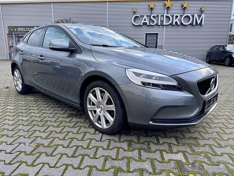 Gebraucht Volvo V40 Momentum 122 PS (89 kW) 2019 Grau Limousine
