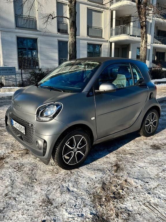 Grau Gebraucht 2021 Smart ForTwo Electric Drive Passion Coupé | 13.200 € (Etwas zu teuer) - Bild 1/4
