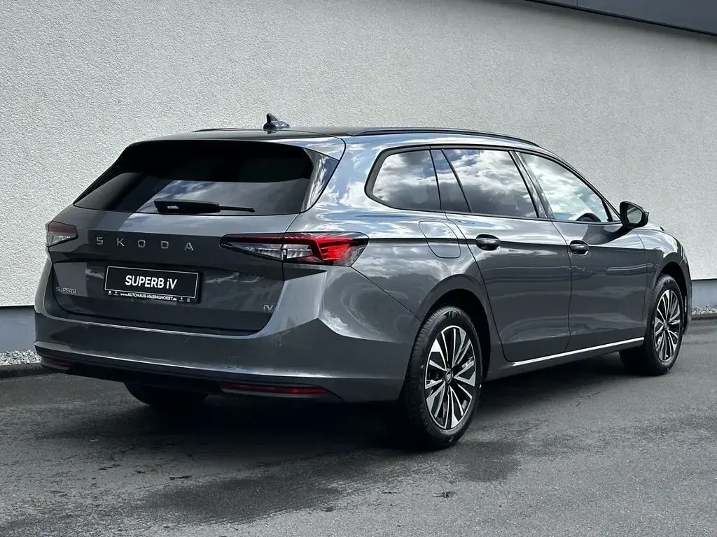 Neu Skoda Superb Selection 204 PS (150 kW) 2026 Grau Kombi