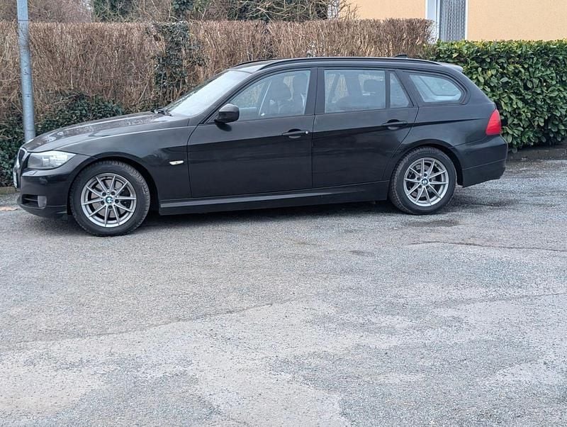 Gebraucht BMW 320 163 PS (119 kW) 2012 Schwarz Kombi