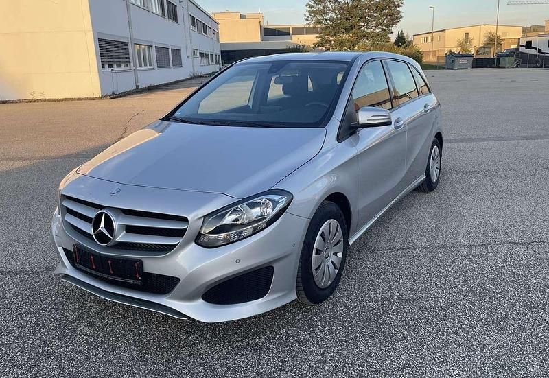 Gebraucht Mercedes B180 122 PS (89 kW) 2015 Silber Van / Kleinbus