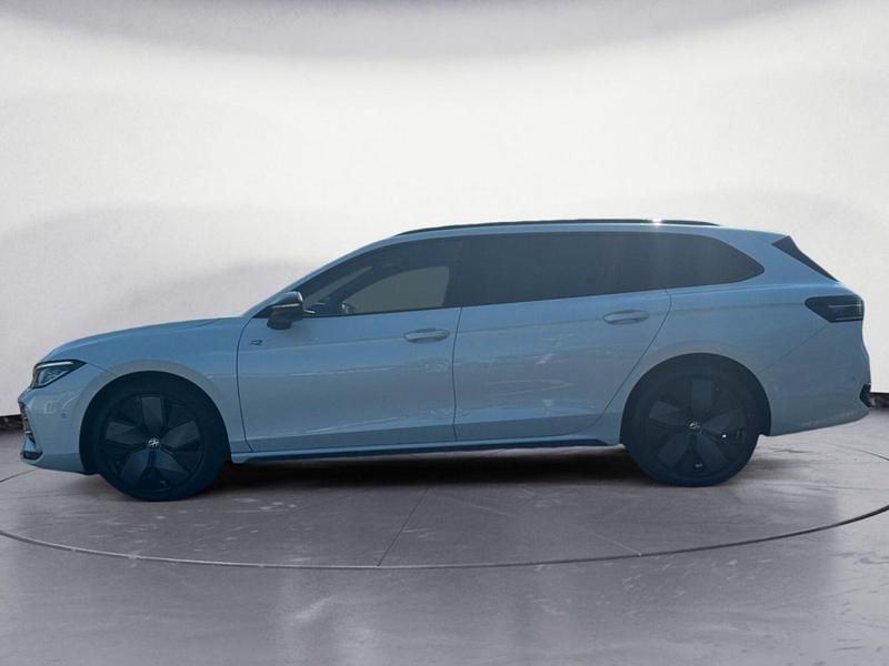 Gebraucht VW Passat R-line 150 PS (110 kW) 2024 Weiß Kombi