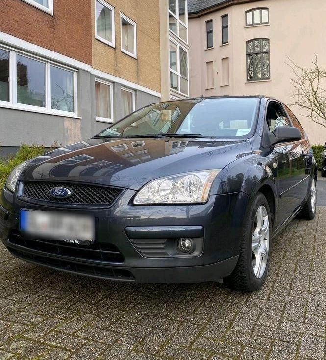Grau Gebraucht 2007 Ford Focus Kombi | 2.100 € (Guter Preis) - Bild 1/4