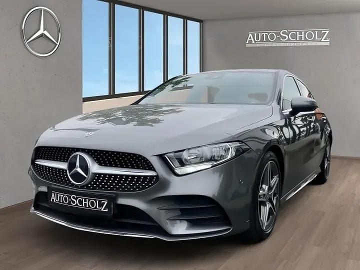 Metalliclack mountaingrau Gebraucht 2018 Mercedes A180 Premium Limousine | 19.996 € (Guter Preis) - Bild 1/4