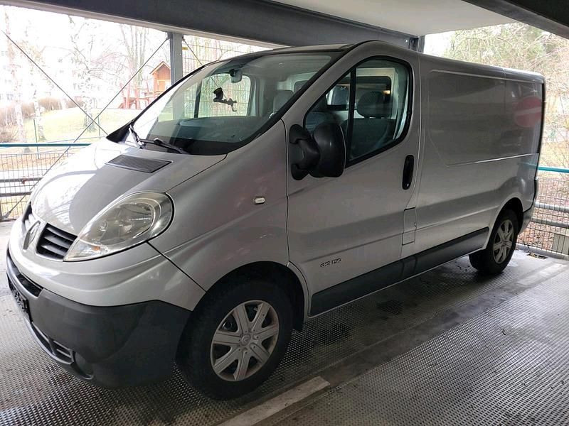 Gebraucht Renault Trafic 146 PS (107 kW) 2009 Silber Van / Kleinbus