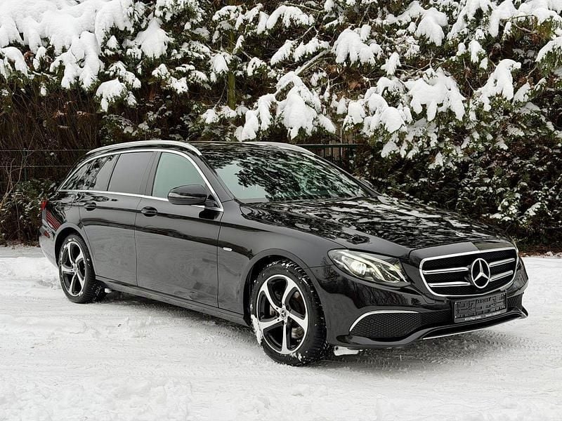 Schwarz Gebraucht 2020 Mercedes E220 Avantgarde Kombi | 27.950 € (Superpreis) - Bild 1/4