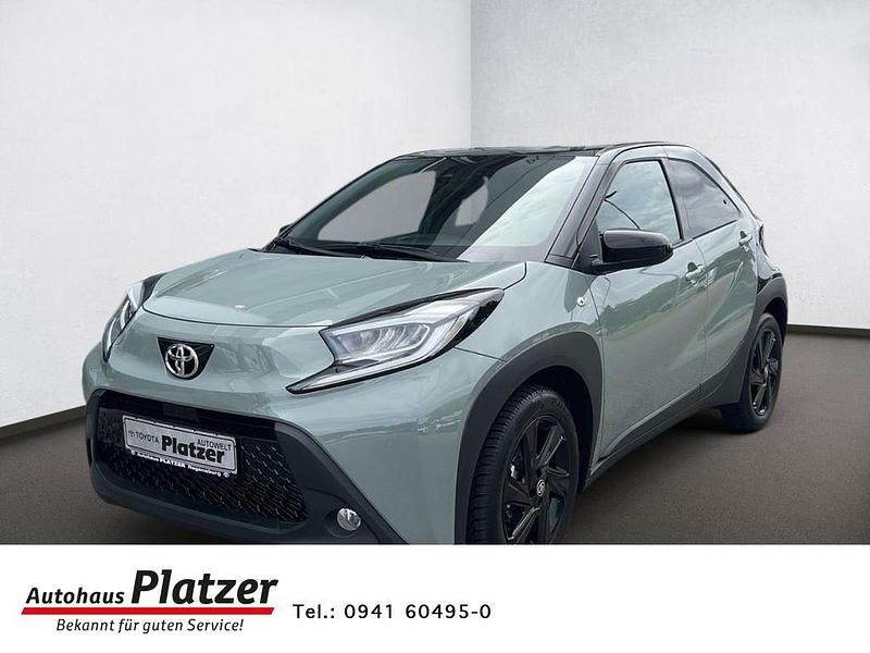 6x3)/ black mica (209) (gruen Gebraucht 2024 Toyota Aygo Pulse Kleinwagen | 16.980 € (Fairer Preis) - Bild 1/4