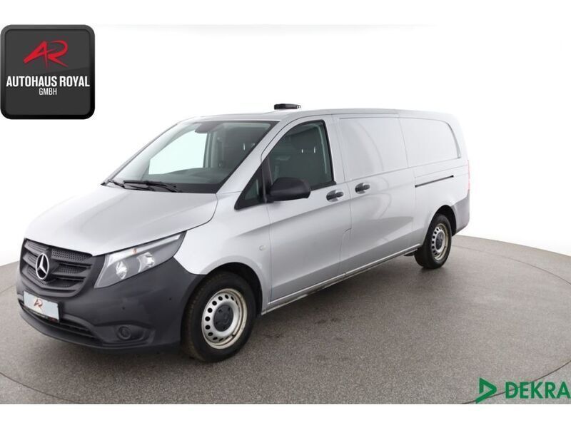 Silber (metallic) Gebraucht 2022 Mercedes Vito Van / Kleinbus | 27.379 € (Superpreis) - Bild 1/4