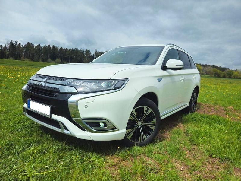 Weiß Gebraucht 2019 Mitsubishi Outlander P-HEV Top SUV | 17.900 € (Superpreis) - Bild 1/4