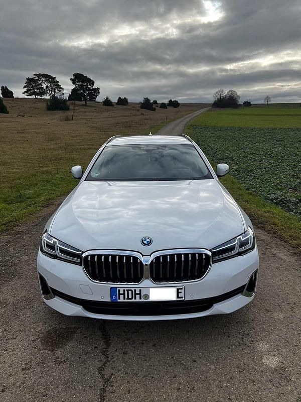 Weiß Gebraucht 2023 BMW 530e Luxury Line Kombi | 36.999 € (Superpreis) - Bild 1/4