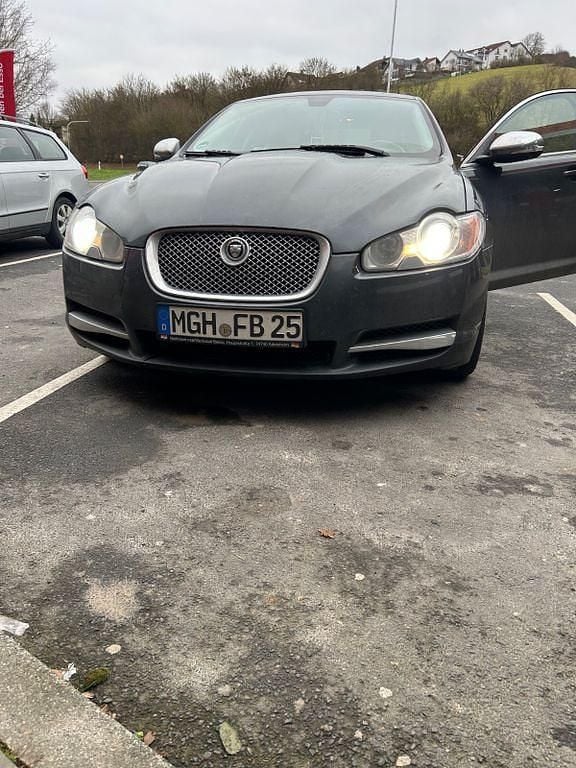 Grau Gebraucht 2011 Jaguar XF Premium Luxury Limousine | 6.490 € (Fairer Preis) - Bild 1/4