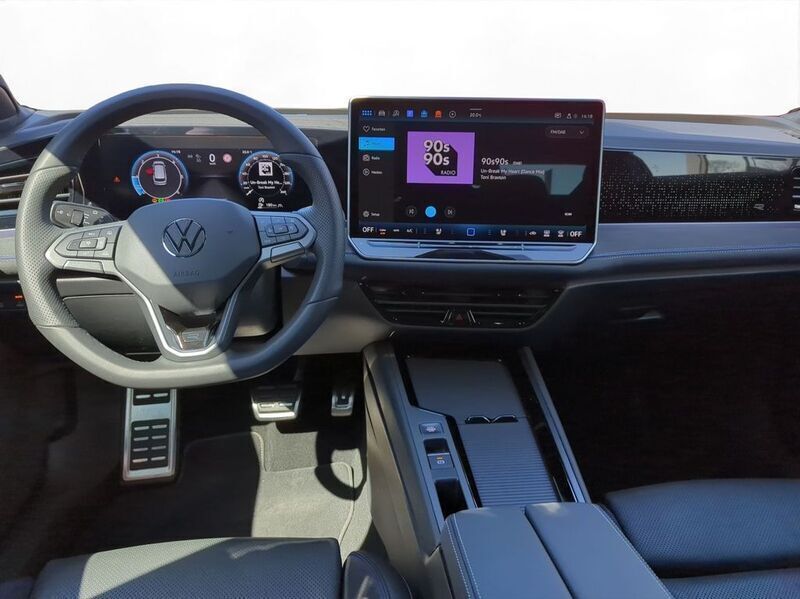 Gebraucht VW Passat R-line 150 PS (110 kW) 2024 Schwarz Kombi