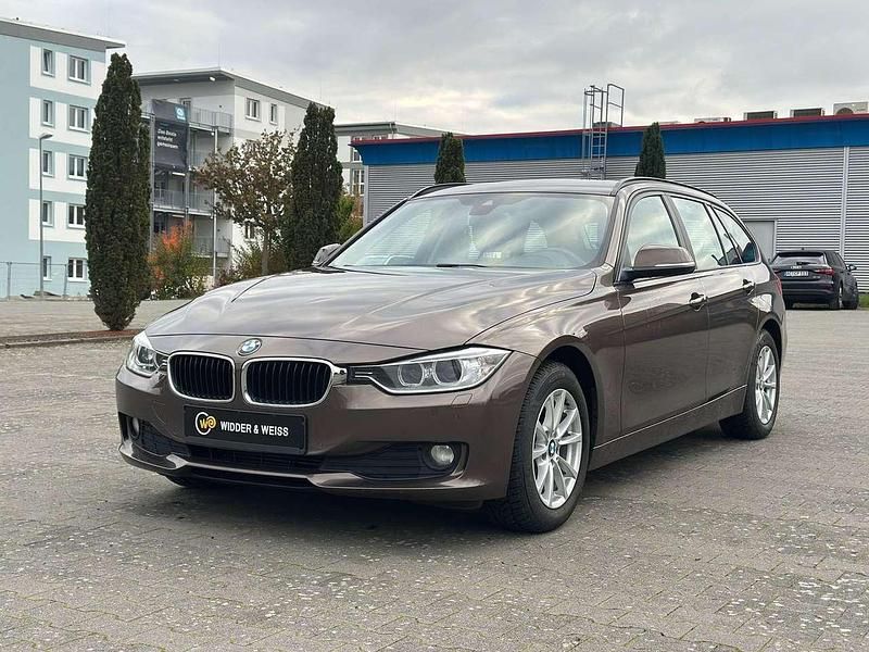 Braun Gebraucht 2013 BMW 320 Comfort Edition Kombi | 12.990 € (Etwas zu teuer) - Bild 1/4