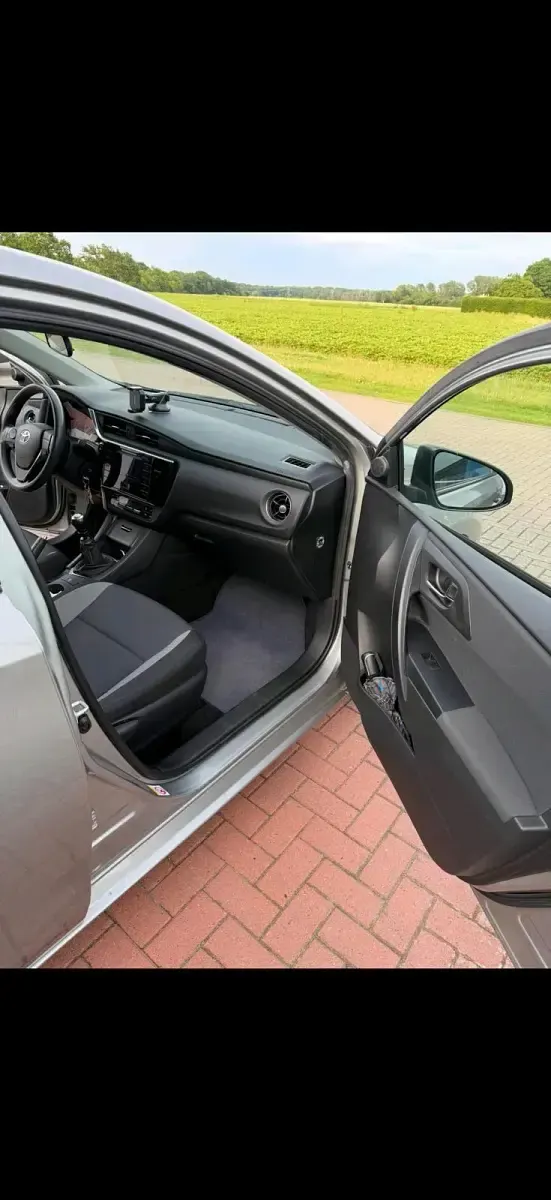 Gebraucht Toyota Auris 101 PS (74 kW) 2016 Silber Limousine