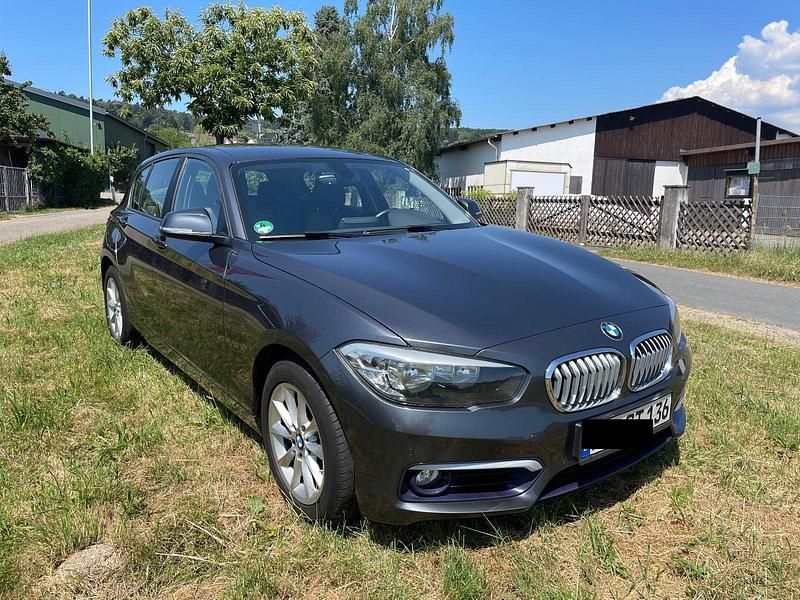 Grau Gebraucht 2015 BMW 118 Urban Line Kleinwagen | 9.900 € (Teuer) - Bild 1/4