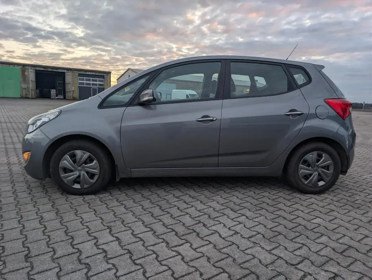 Gebraucht Hyundai ix20 90 PS (66 kW) 2013 Grau Kleinwagen