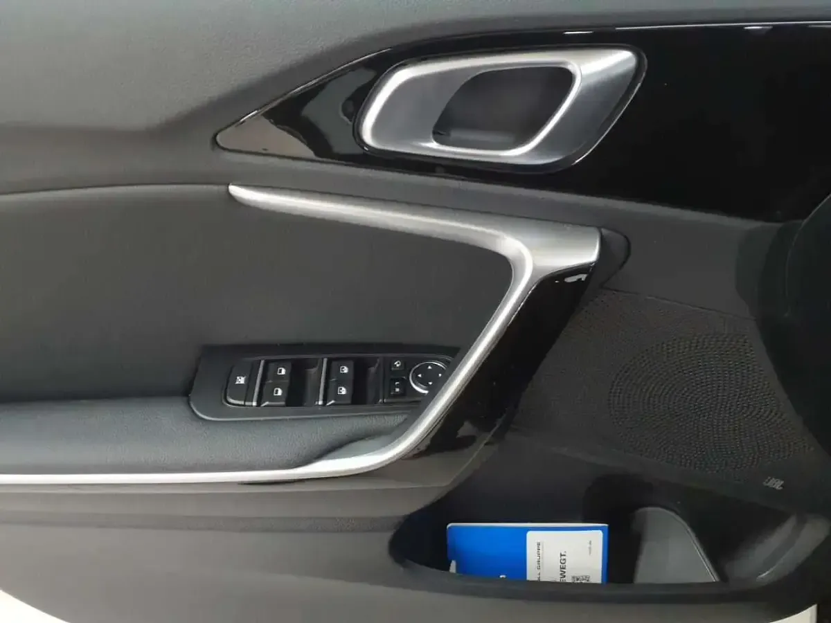 Gebraucht Kia Ceed Spirit 160 PS (117 kW) 2022 Zilinaschwarz metallic Kleinwagen