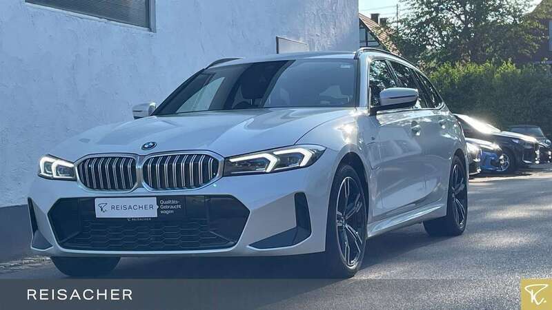 Mineralweiß metallic Gebraucht 2024 BMW 330e Shadowline Kombi | 42.349 € (Superpreis) - Bild 1/4