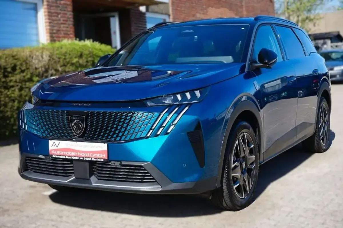 Neu Peugeot 5008 GT 145 PS (106 kW) 2025 Blau SUV