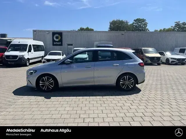 Gebraucht Mercedes B220 190 PS (139 kW) 2024 Lack hightechsilber Kleinwagen