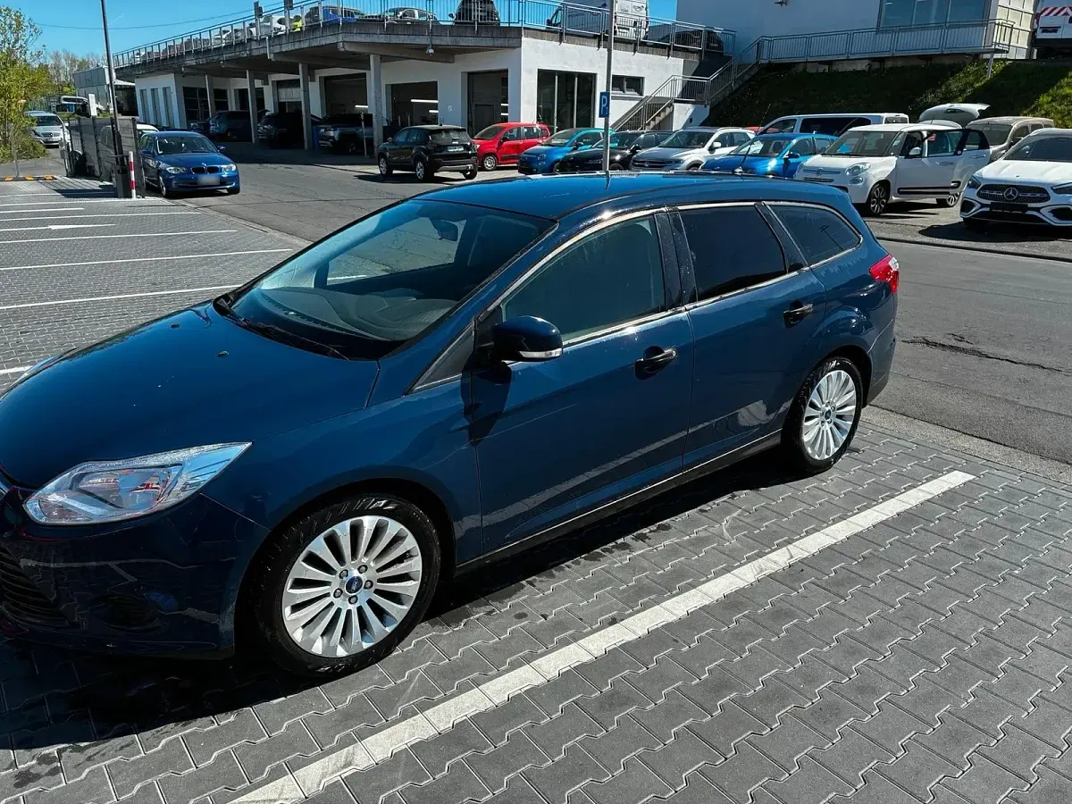 Usado Ford Focus 101 HP (74 kW) 2014 Azul Carrinha