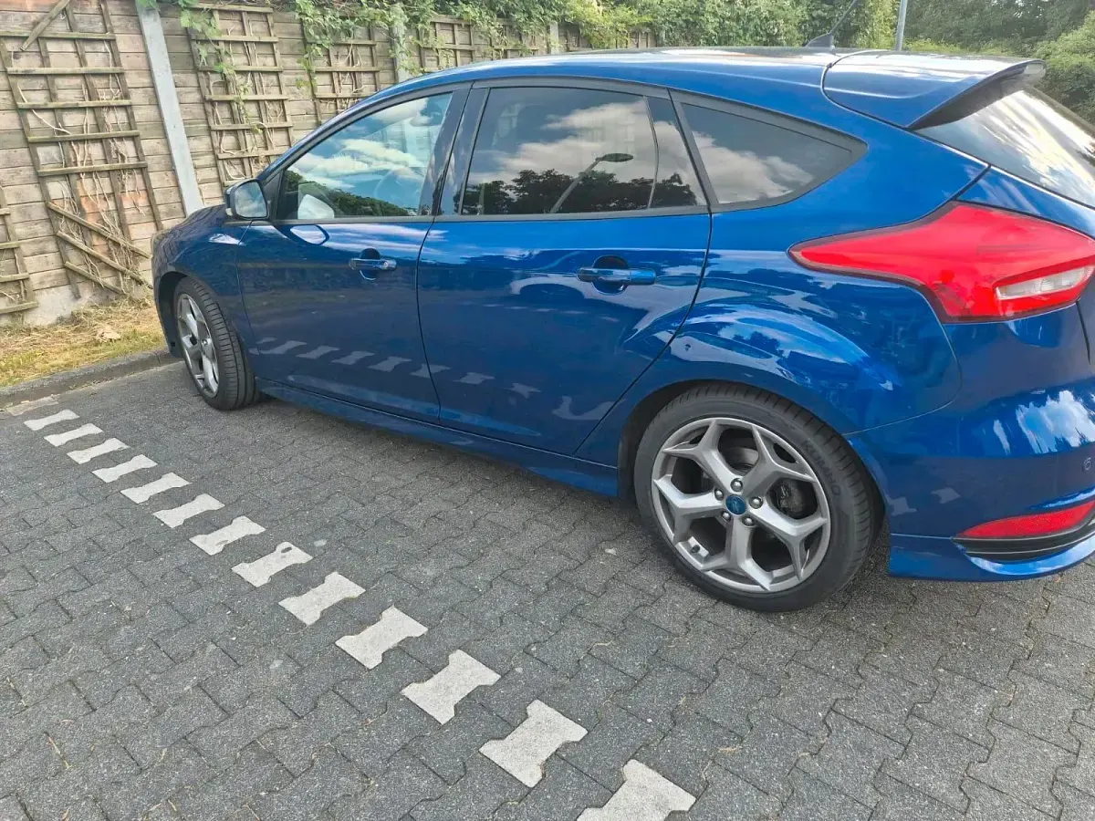 Gebraucht Ford Focus ST 185 PS (136 kW) 2016 Blau Limousine