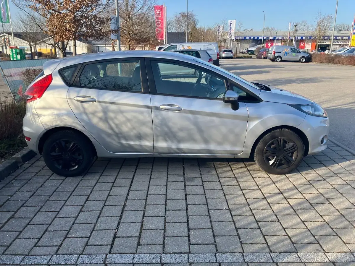 Gebraucht Ford Fiesta Trend 82 PS (60 kW) 2009 Silber Limousine