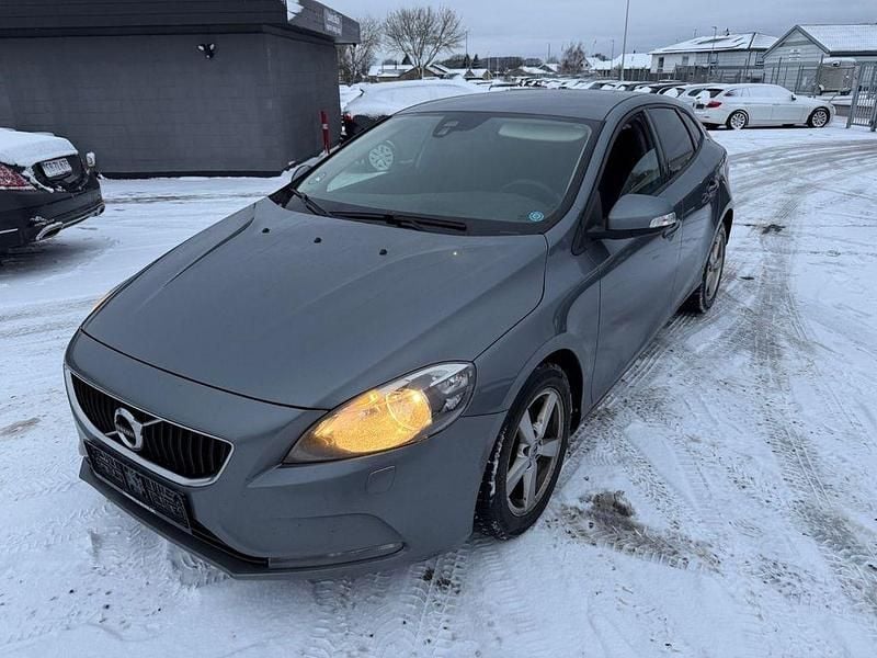 Grau Gebraucht 2016 Volvo V40 Kinetic Limousine | 5.800 € (Teuer) - Bild 1/4