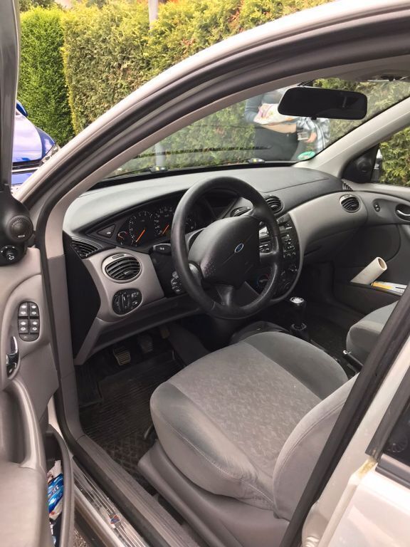 Gebraucht Ford Focus Ghia 116 PS (85 kW) 2001 Silber Limousine