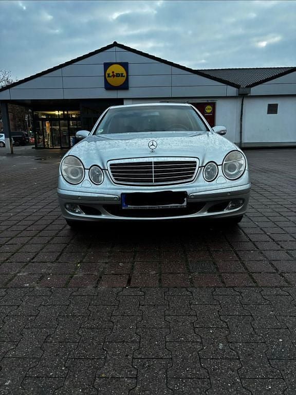 Silber Gebraucht 2004 Mercedes 220 Limousine | 4.700 € (Fairer Preis) - Bild 1/4