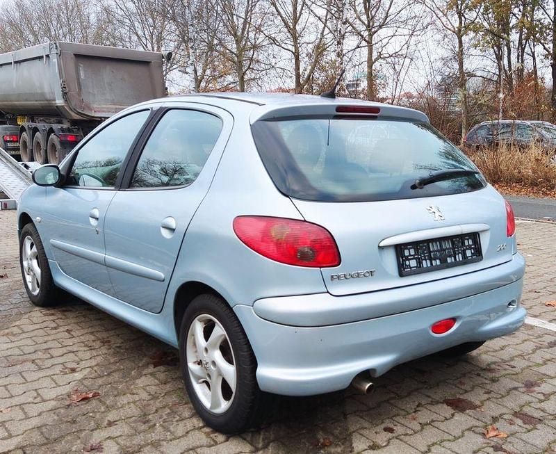 Gebraucht Peugeot 206 Tendance 75 PS (55 kW) 2007 Blau Limousine