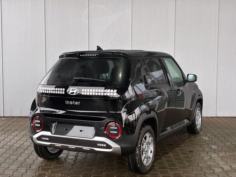 Neu Hyundai Inster 83 kW (114 PS) 2025 Abyss black Kleinwagen