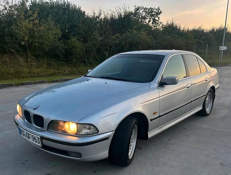 Grau Gebraucht 2000 BMW 523 Limousine | 2.200 € (Guter Preis) - Bild 1/4