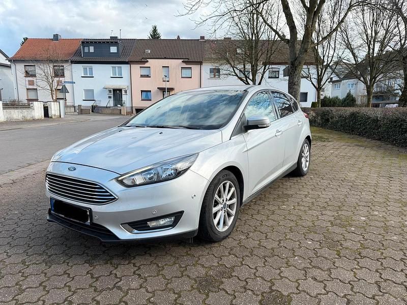Gebraucht Ford Focus Titanium 125 PS (91 kW) 2015 Silber Limousine