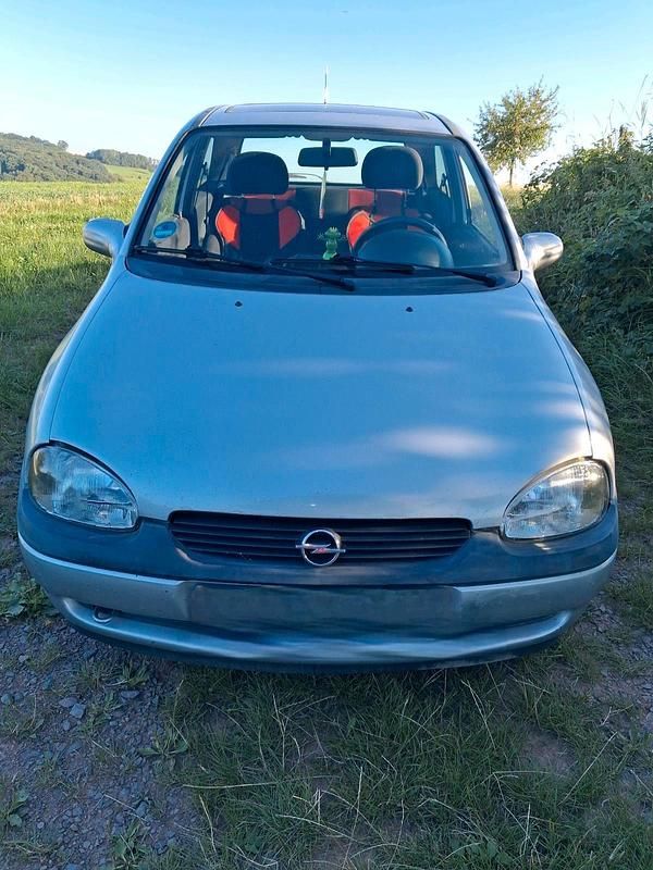 Grau Gebraucht 2000 Opel Corsa Kleinwagen | 500 € (Guter Preis) - Bild 1/4