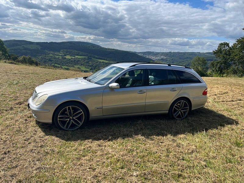 Grau Gebraucht 2005 Mercedes E280 Kombi | 4.500 € (Etwas zu teuer) - Bild 1/4