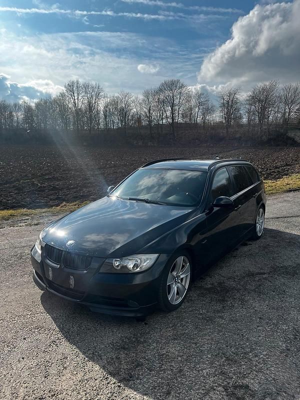 Gebraucht BMW 320 163 PS (119 kW) 2007 Schwarz Kombi
