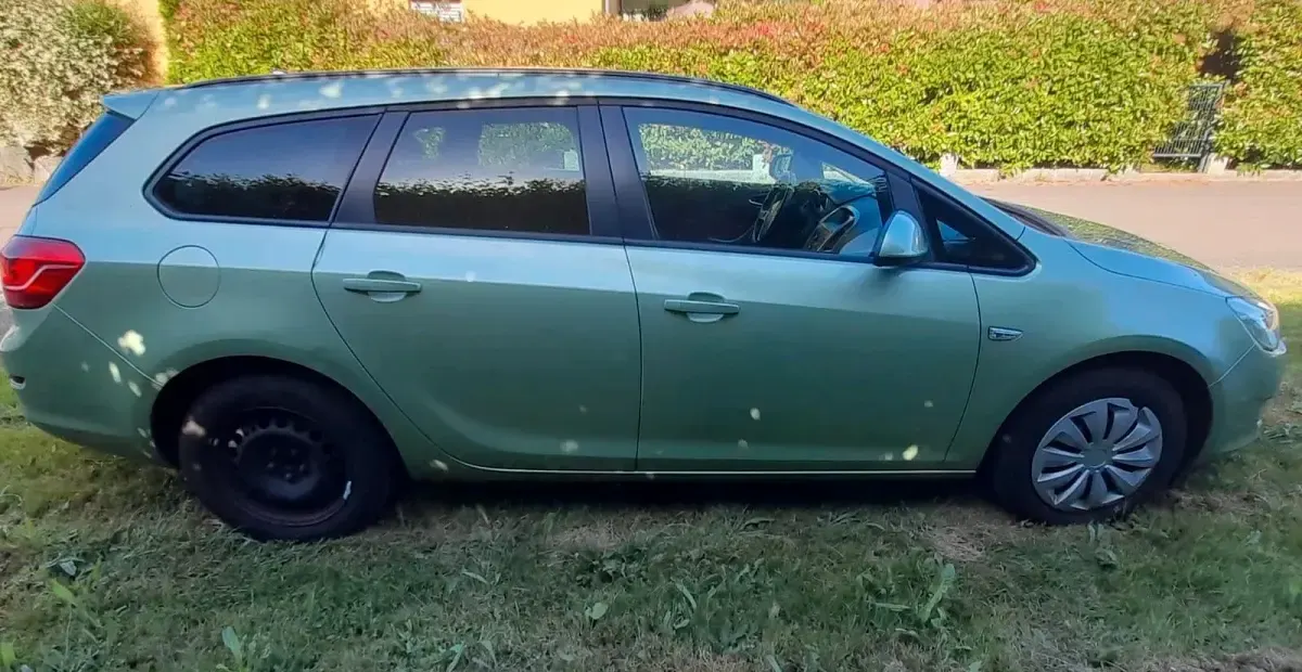Gebraucht Opel Astra 101 PS (74 kW) 2011 Grün Kombi