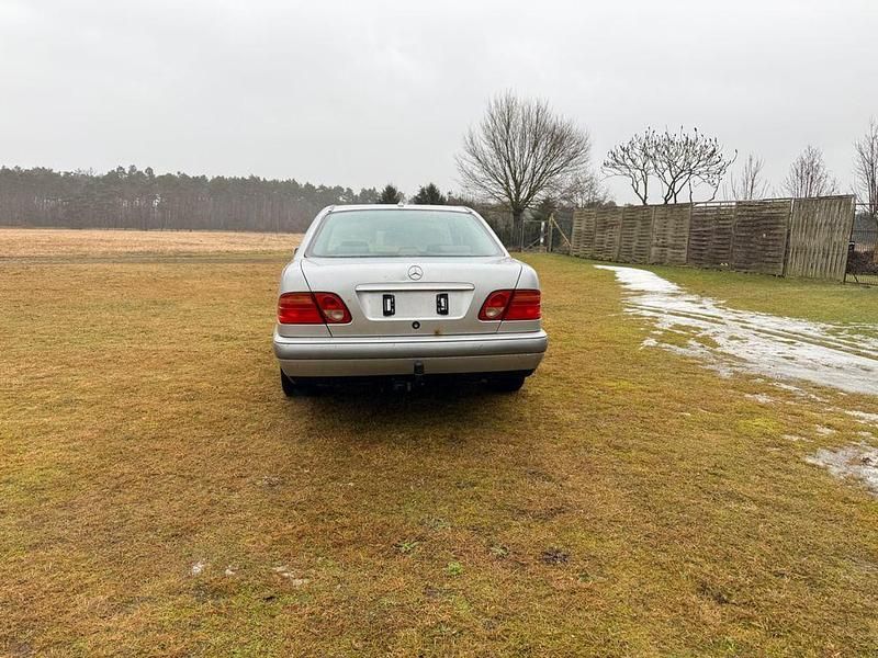 Gebraucht Mercedes E200 Elegance 136 PS (100 kW) 1998 Silber Limousine