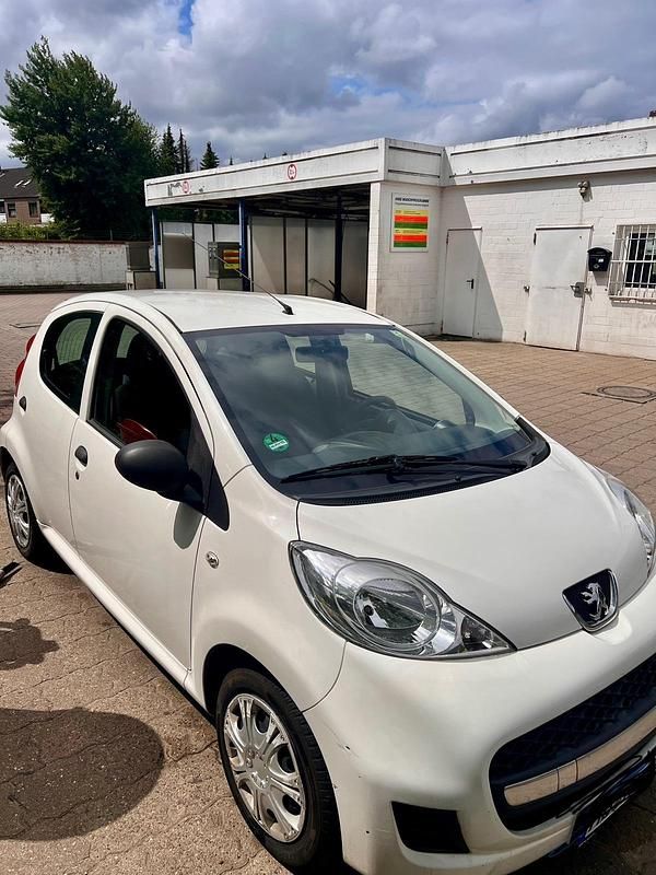 Gebraucht Peugeot 107 68 PS (50 kW) 2010 Weiß Kleinwagen