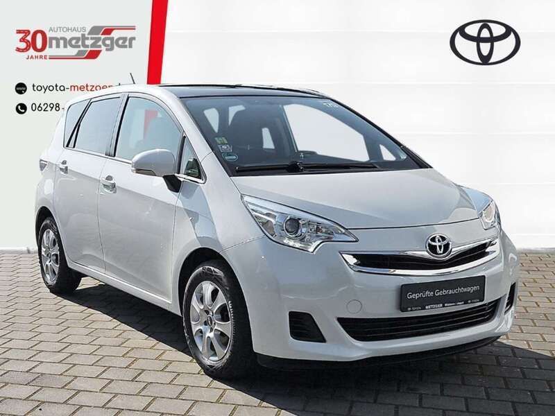 Weiss Gebraucht 2014 Toyota Verso-S Life Van / Kleinbus | 10.880 € (Teuer) - Bild 1/4