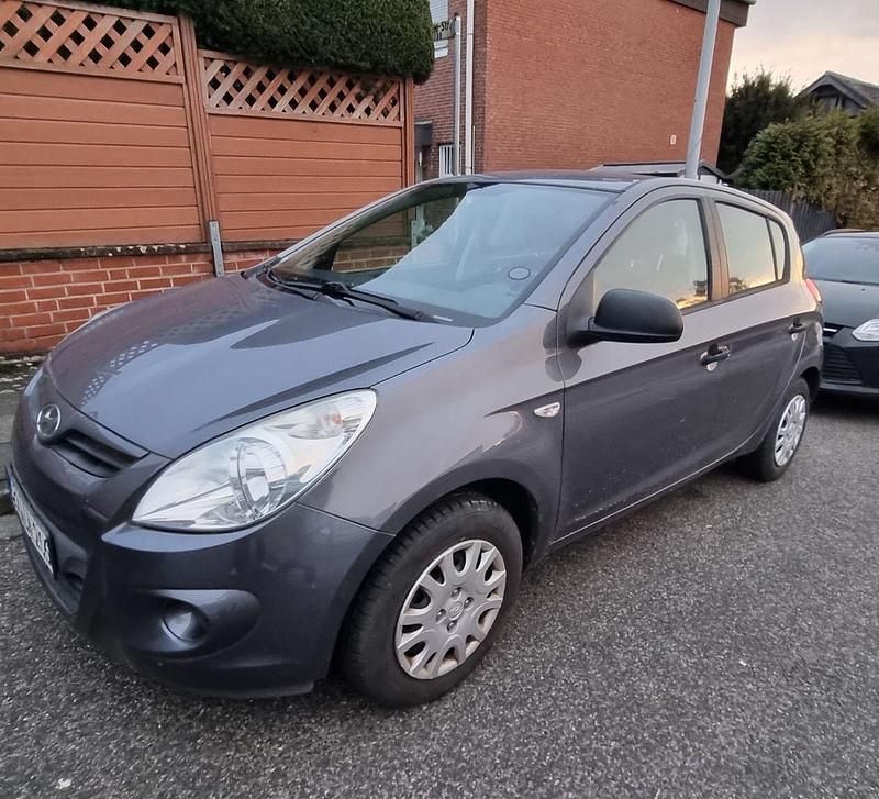 Grau Gebraucht 2011 Hyundai i20 Kleinwagen | 2.700 € (Guter Preis) - Bild 1/4