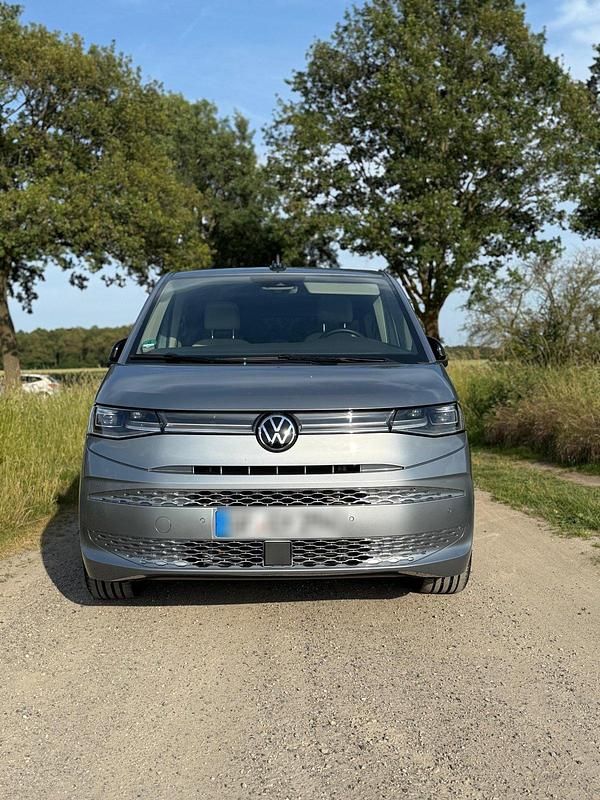 Gebraucht VW Multivan Style 150 PS (110 kW) 2024 Silber Van